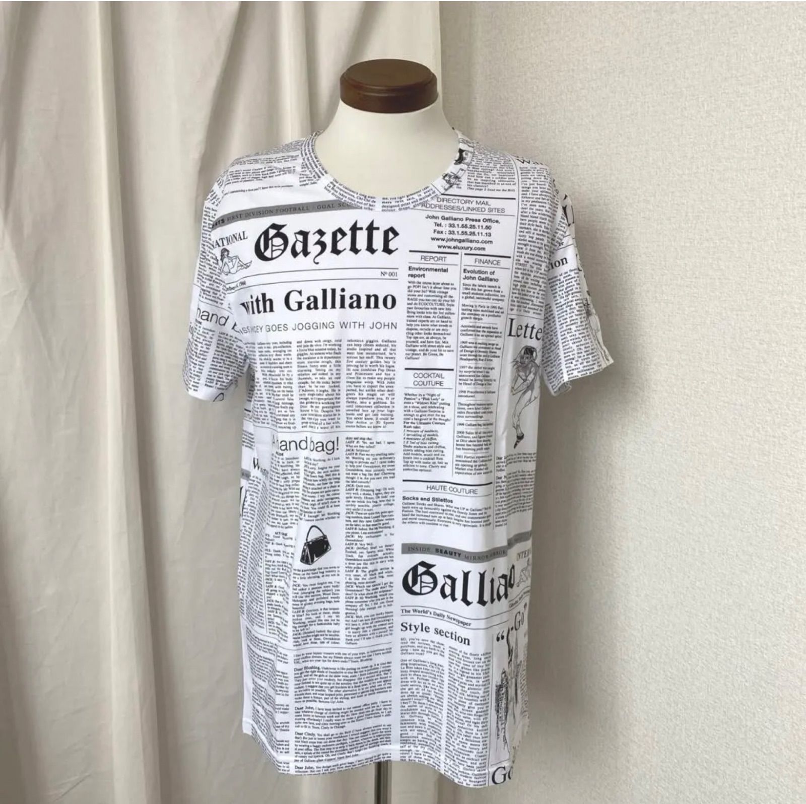 新品　John Galliano ニュースペーパー柄 Tシャツ　白　XL John galliano ジョンガリアーノ Tシャツ ニュースペーパー 白 - メルカリ