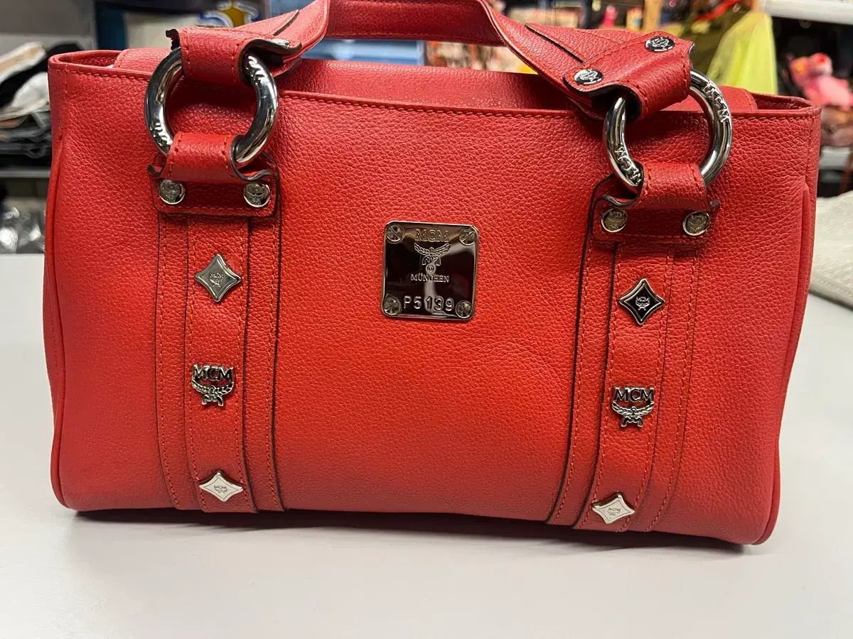 MCM（エム シー エム）バッグ トートバッグ レッド COLOR