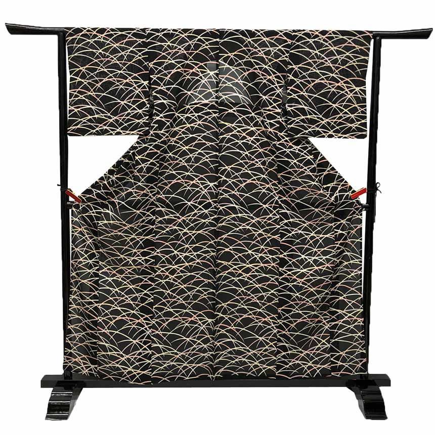 京やI579 夏の着物 正絹 夏の小紋 薄物 絽 絽の着物 三本絽 芝草文様 黒 6月7月8月9月 単衣の時期から盛夏までOK 仕立て上がり リサイクル着物 美品
