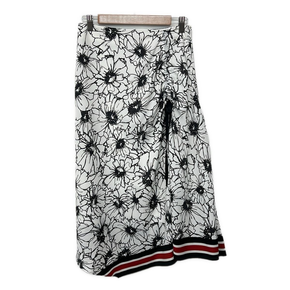 ADORE(アドーア) ロングスカート サイズ38 M レディース美品 - 白×黒×レッド 花柄/リボン/シャーリング