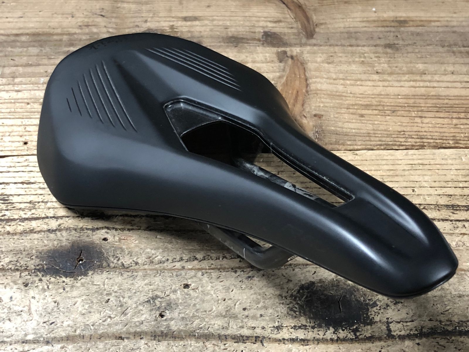 KD878 フィジーク fizik ヴェント VENTO ARGO R1 140mm サドル カーボンレール 黒