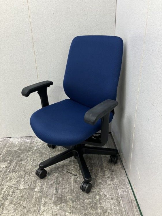 【中古品】イトーキ 可動肘付トルテチェア KZ-130GB-T1N4 ブルー 14,527円