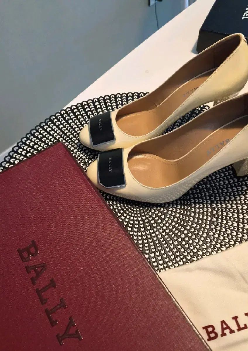バリー(BALLY) アイボリー パテント パンプス 靴