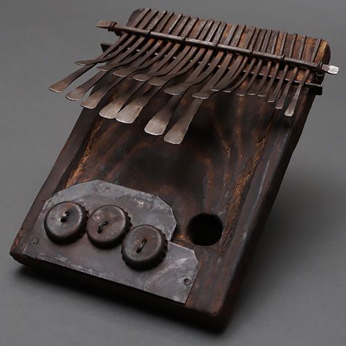 ジンバブエ ムビラ mbira ンビラ No.27 親指ピアノ アフリカ民族楽器 ショナ族 伝統楽器 ハンドメイド 民族音楽 ヒーリング 癒し ラメラフォン アフリカ雑貨 エスニック インテリア 演奏用 民芸品 伝統文化 アフリカ音楽 ハンドクラフト