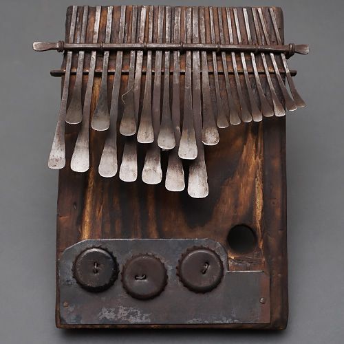 ジンバブエ ムビラ mbira ンビラ No.28 親指ピアノ アフリカ民族楽器 ショナ族 伝統楽器 ハンドメイド 民族音楽 ヒーリング 癒し ラメラフォン アフリカ雑貨 エスニック インテリア 演奏用 民芸品 伝統文化 アフリカ音楽 ハンドクラフト