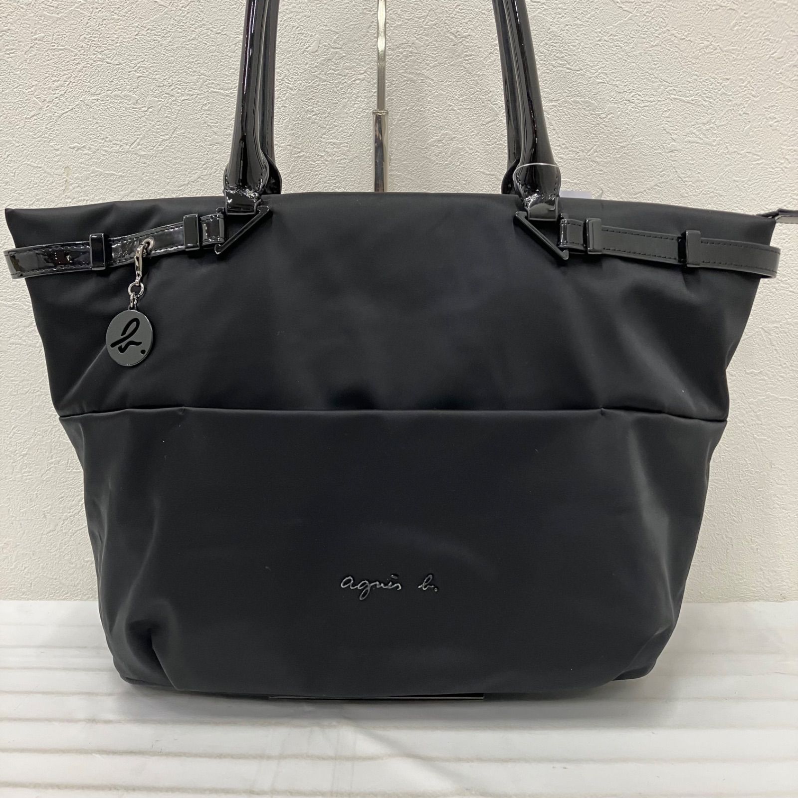 3054　agnes b. VOYAGE　アニエスベーボヤージュ　トートバッグ　ハンドバッグ　ブラック　黒　無地　ナイロン　エナメル　レディース　シンプル　きれいめ　通勤　通学　仕事用バッグ　普段使い
