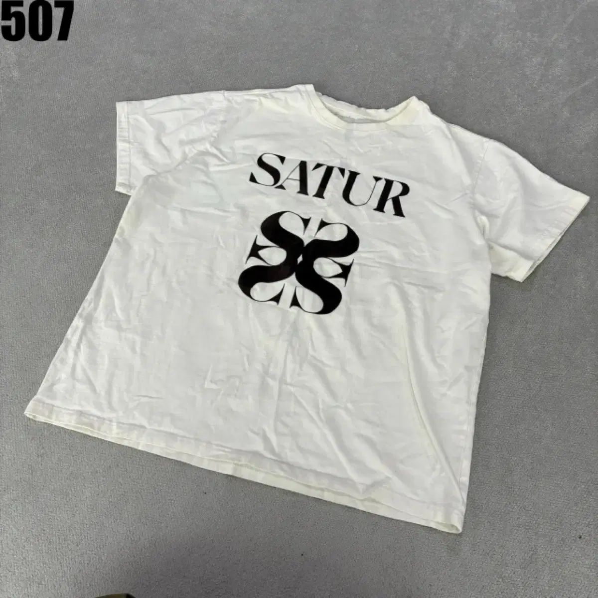 SATUR 白い半袖Tシャツ プリンティング