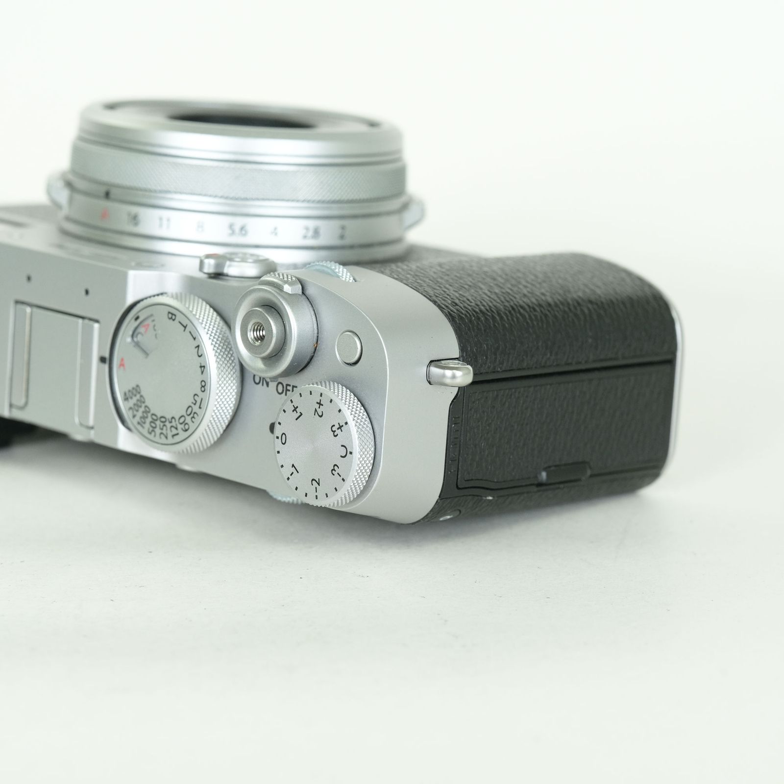[美品 | シャッター数7,429回｜別売り付属品付] FUJIFILM X100V シルバー | コンパクトデジタルカメラ｜詳細画像