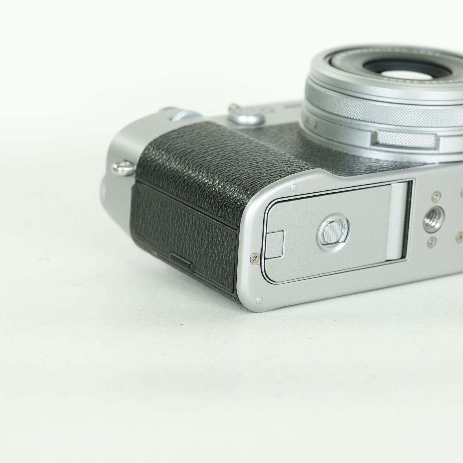 [美品 | シャッター数7,429回｜別売り付属品付] FUJIFILM X100V シルバー | コンパクトデジタルカメラ｜詳細画像