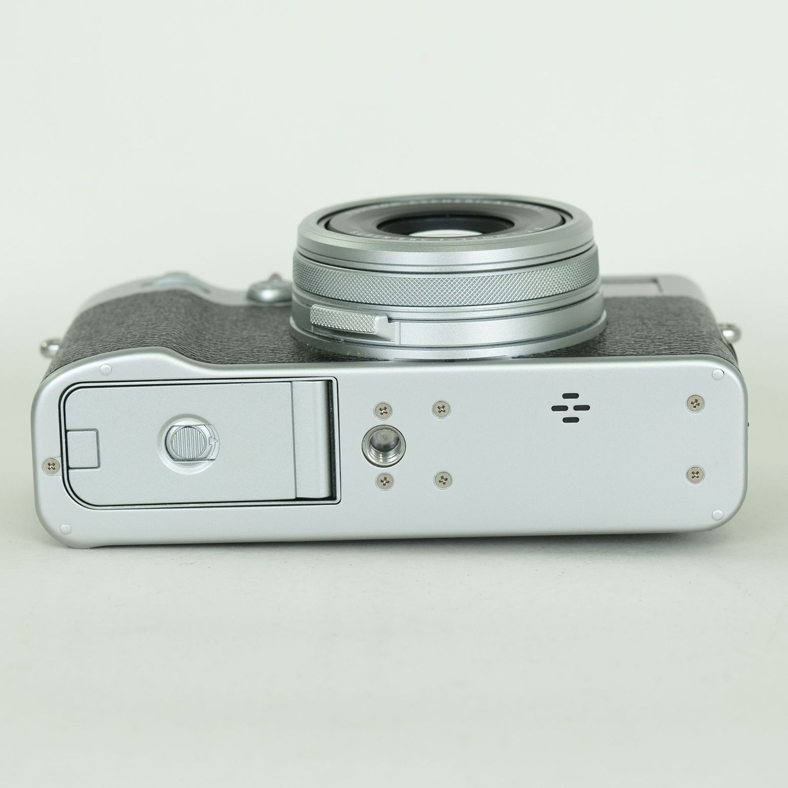 [美品 | シャッター数7,429回｜別売り付属品付] FUJIFILM X100V シルバー | コンパクトデジタルカメラ｜詳細画像