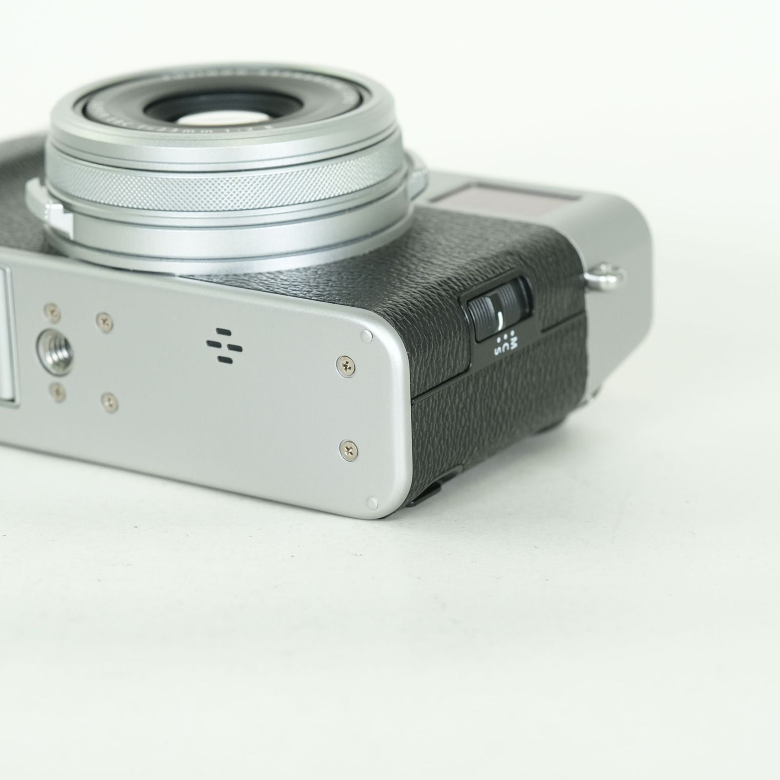 [美品 | シャッター数7,429回｜別売り付属品付] FUJIFILM X100V シルバー | コンパクトデジタルカメラ｜詳細画像