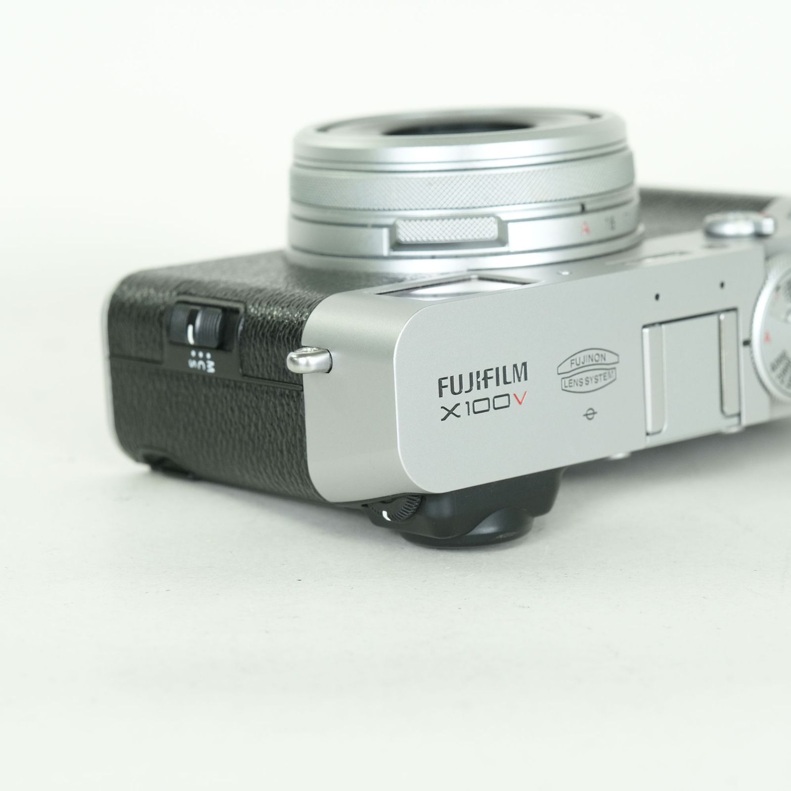 [美品 | シャッター数7,429回｜別売り付属品付] FUJIFILM X100V シルバー | コンパクトデジタルカメラ｜詳細画像