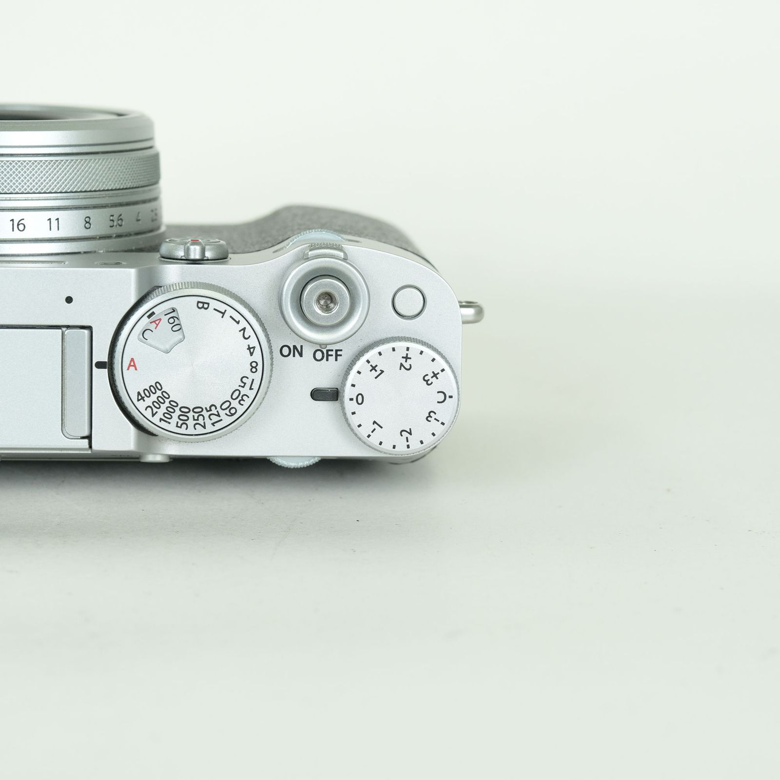 [美品 | シャッター数7,429回｜別売り付属品付] FUJIFILM X100V シルバー | コンパクトデジタルカメラ｜詳細画像