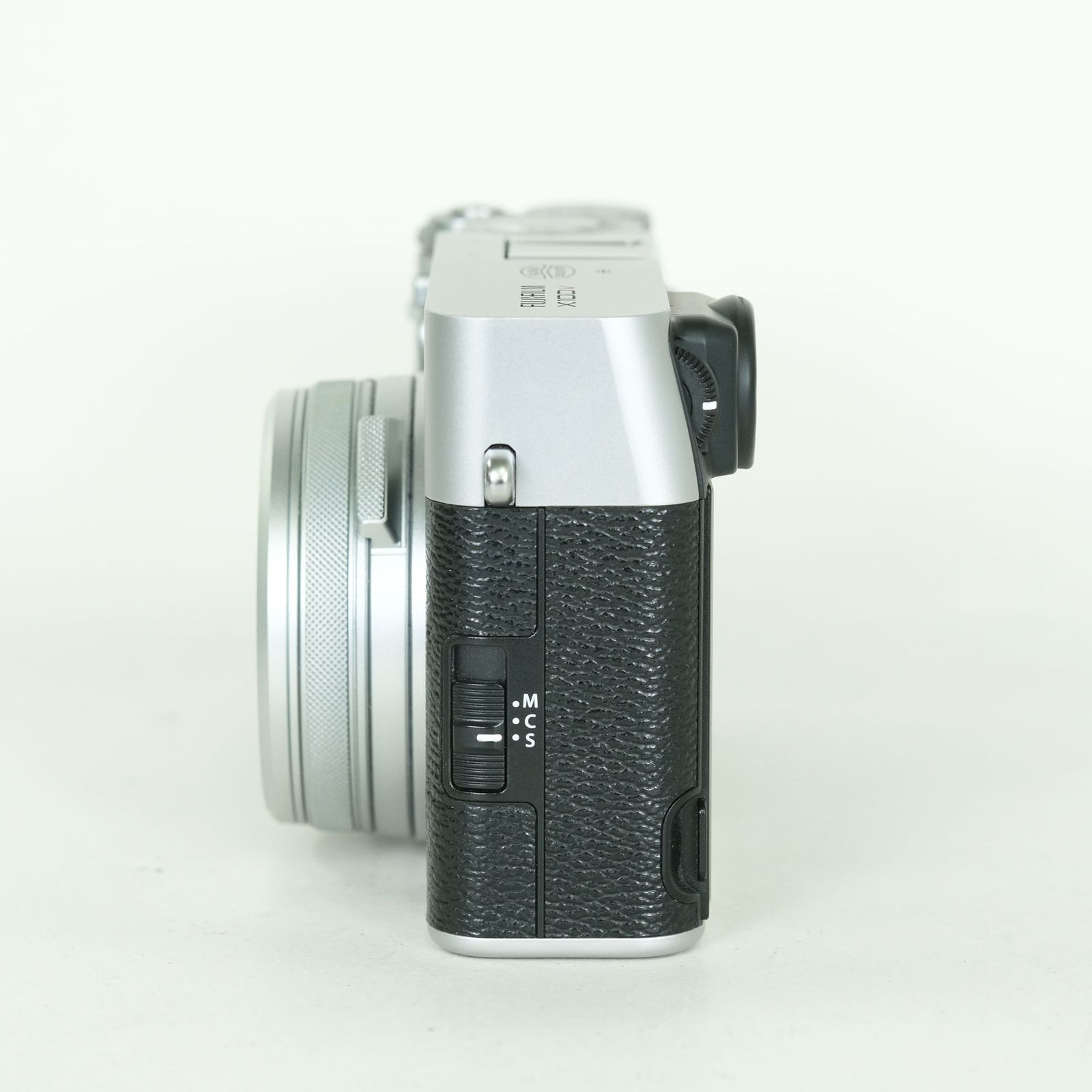 [美品 | シャッター数7,429回｜別売り付属品付] FUJIFILM X100V シルバー | コンパクトデジタルカメラ｜詳細画像