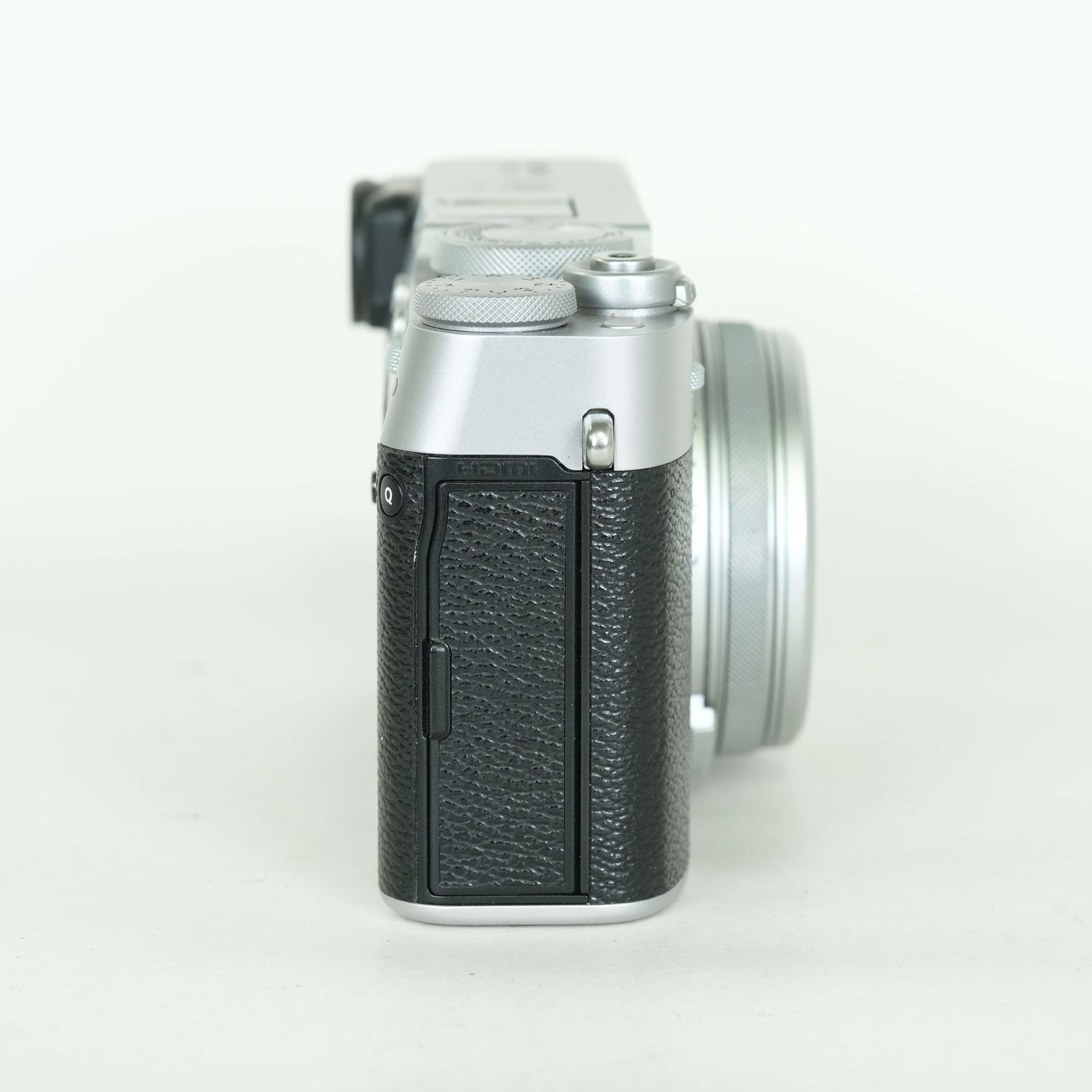 [美品 | シャッター数7,429回｜別売り付属品付] FUJIFILM X100V シルバー | コンパクトデジタルカメラ｜詳細画像