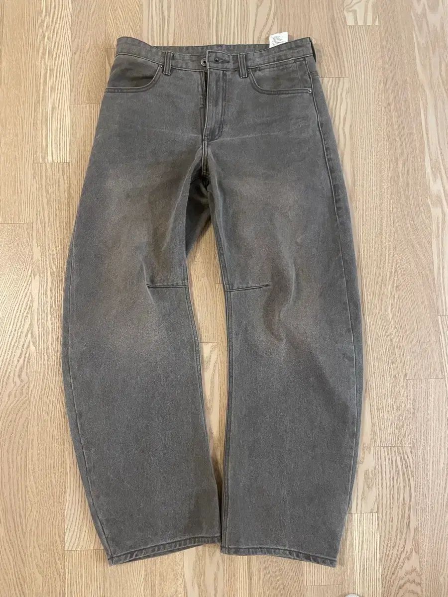 クアー エンボス 딥カーブド デニムパンツ M