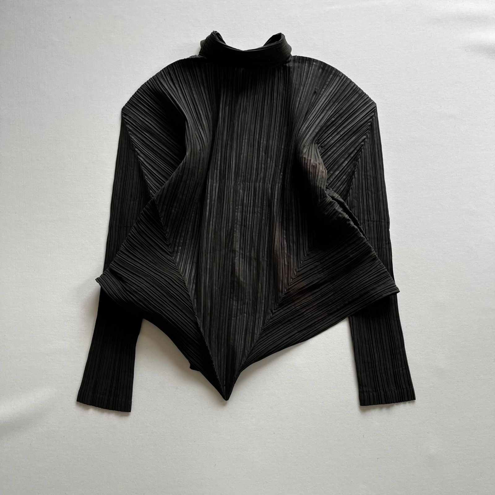 イッセイのプリーツプリーツのドルマンスリーブのシャツ アイテムのご紹介「DOLMAN STRETCH PLEATS 1」 – isseymiyake.com