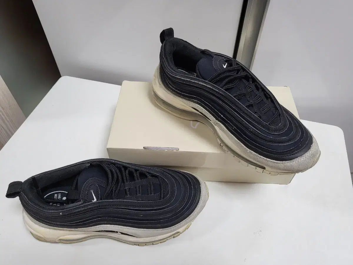 1回着用商品 プラハ購入商品 NIKE エアマックス 97 ブラック 230