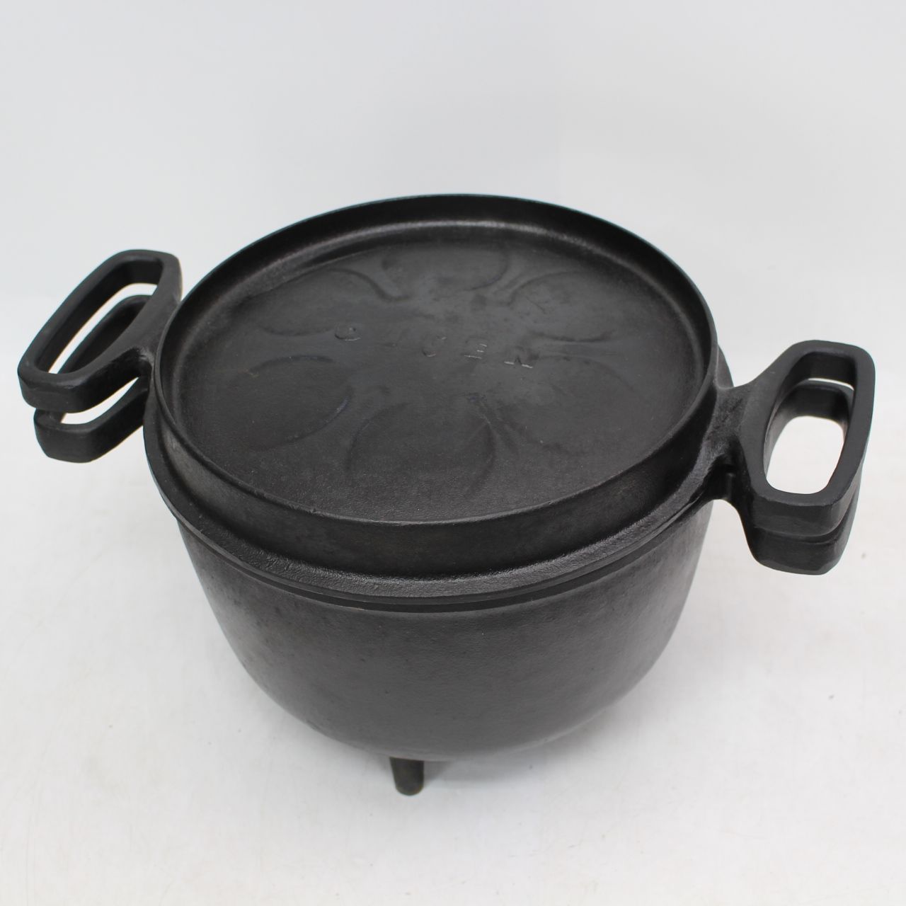 817)及源鋳造（OIGEN）製の南部鉄器ダッチオーブン 天火 両手 26cm