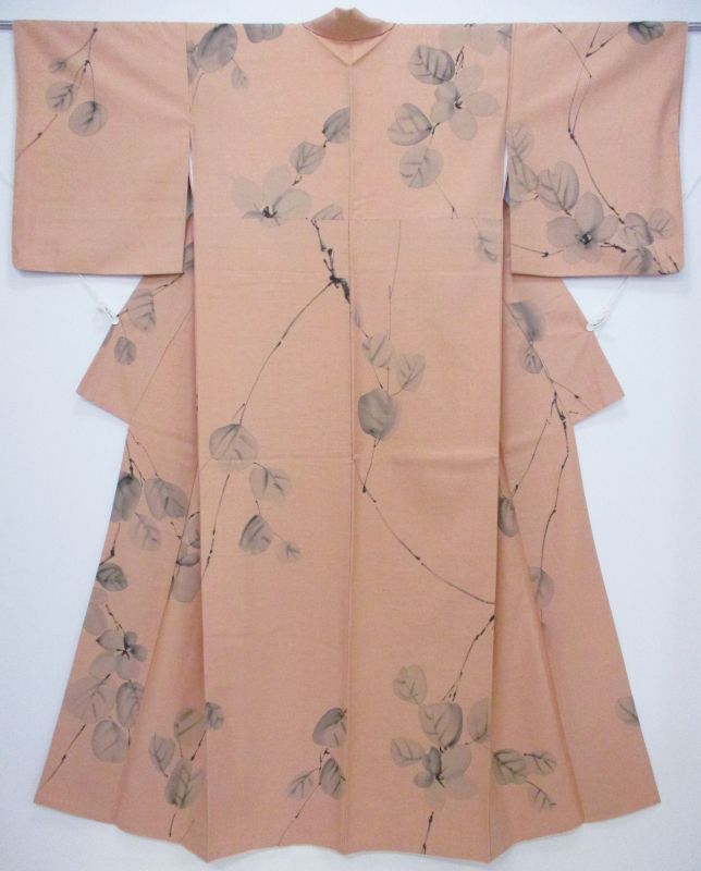 紬の着物　丈158cm　墨絵の花模様　朱鷺色