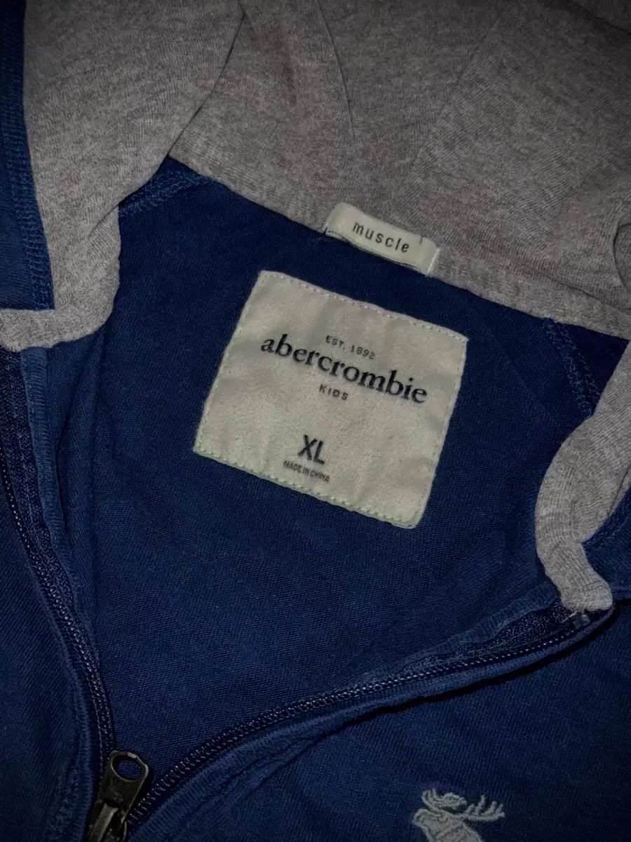 アバクロンビー スモールロゴ ネイビー WHO ジップアップ キッズ XL