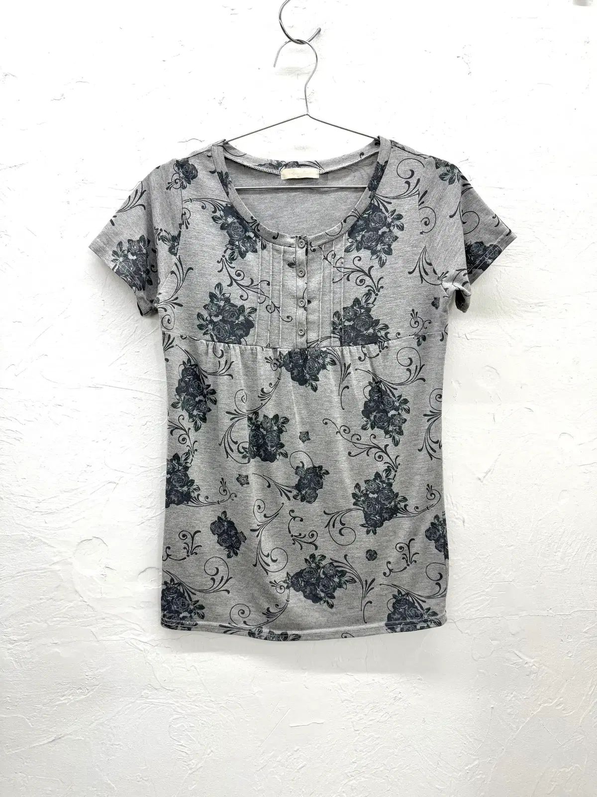 JPN フローラル ピンタック Tシャツ