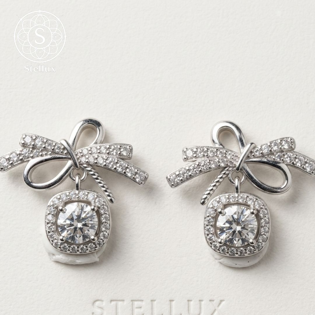 【日常をドレスアップする輝き】モアサナイト・ピアス/リボン/1ct/クッションカット/シルバー925 S925刻印/金属アレルギー対応/スタッド/パヴェ/トラベルジュエリー/プレゼント・ギフトにも◎/結婚式/パーティー/上品/大人可愛い