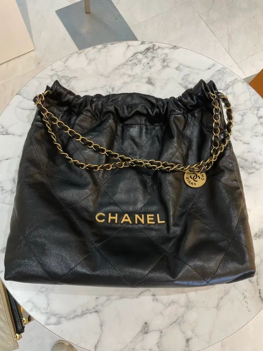 正規品 CHANEL シャネル 22バッグ Mサイズ