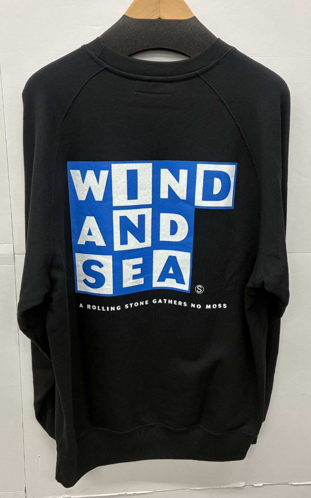 未使用 WIND AND SEA ボックス ロゴ トレーナー Ｍサイズ ユキ丈約86cm ウィンダンシー Choco CrewNeck 【V2118-001】◇ 214