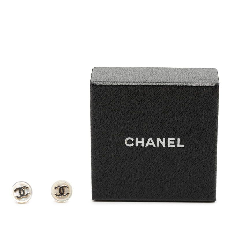 シャネル ココマーク ボタン モチーフ ピアス シルバー ホワイト メタル レディース CHANEL【1-0266556】
