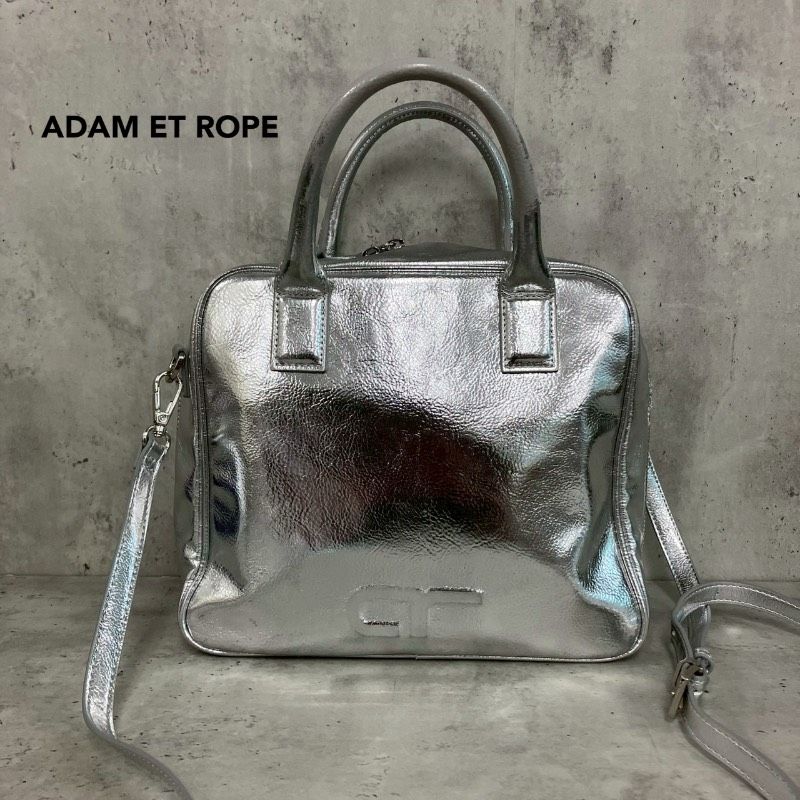 ADAM ET ROPE アダムエロペ シルバー メタリック スクエア ボストンバッグ ショルダーバッグ 2WAY ハンドバッグ 鞄 ミニバッグ 箔押し ロゴ 型押し エンボス 肩掛け 斜め掛け スクエア型 モード カジュアル 艶感 銀 ★ ■■