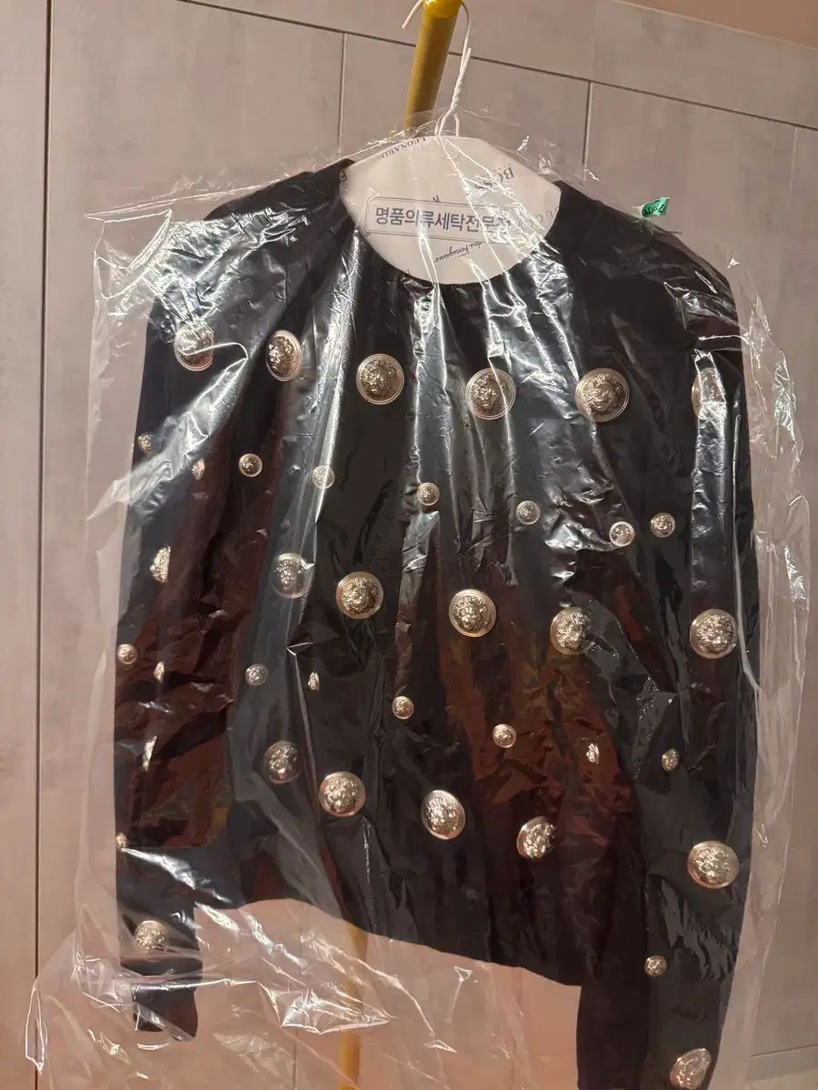 <ほぼ新品>ヴェルサーチェ メドゥーサ ボタン スウェット