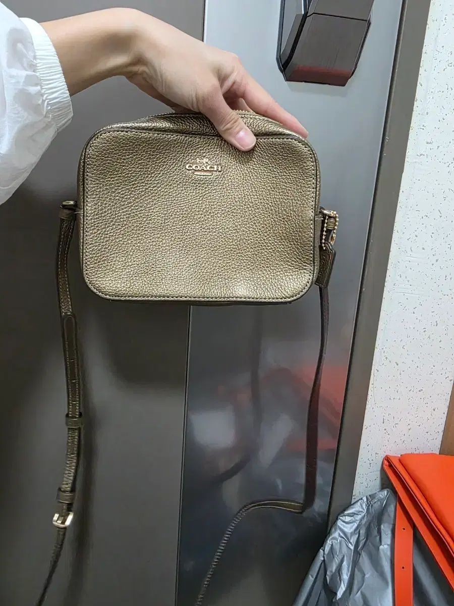 COACH バッグ 金色 クロスバック