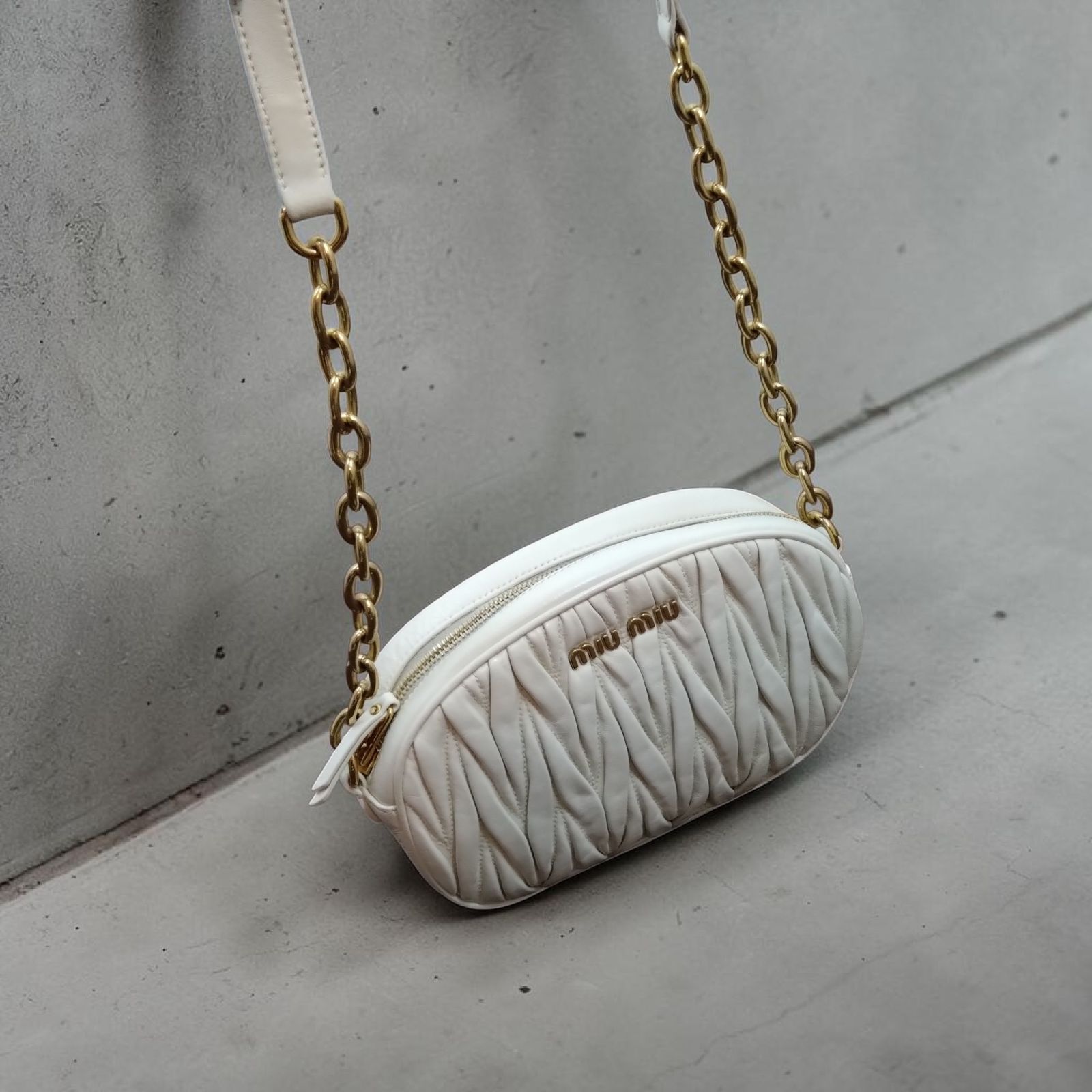 MIU MIU ミュウミュウ マテラッセ ラムスキン ショルダーバッグ ホワイト ゴールド金具