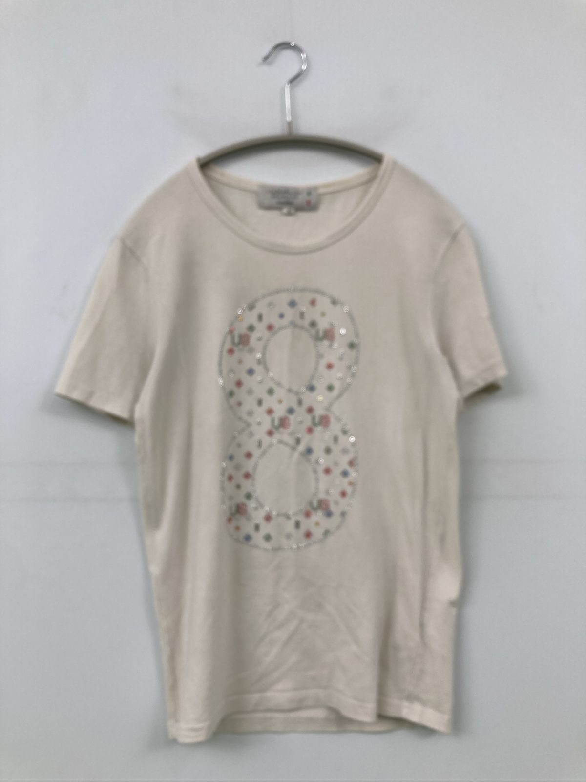 USUALIS Tシャツ/カットソー M アイボリー 前面プリント ビジュー ミドル丈 半袖 クルーネック(丸首)
