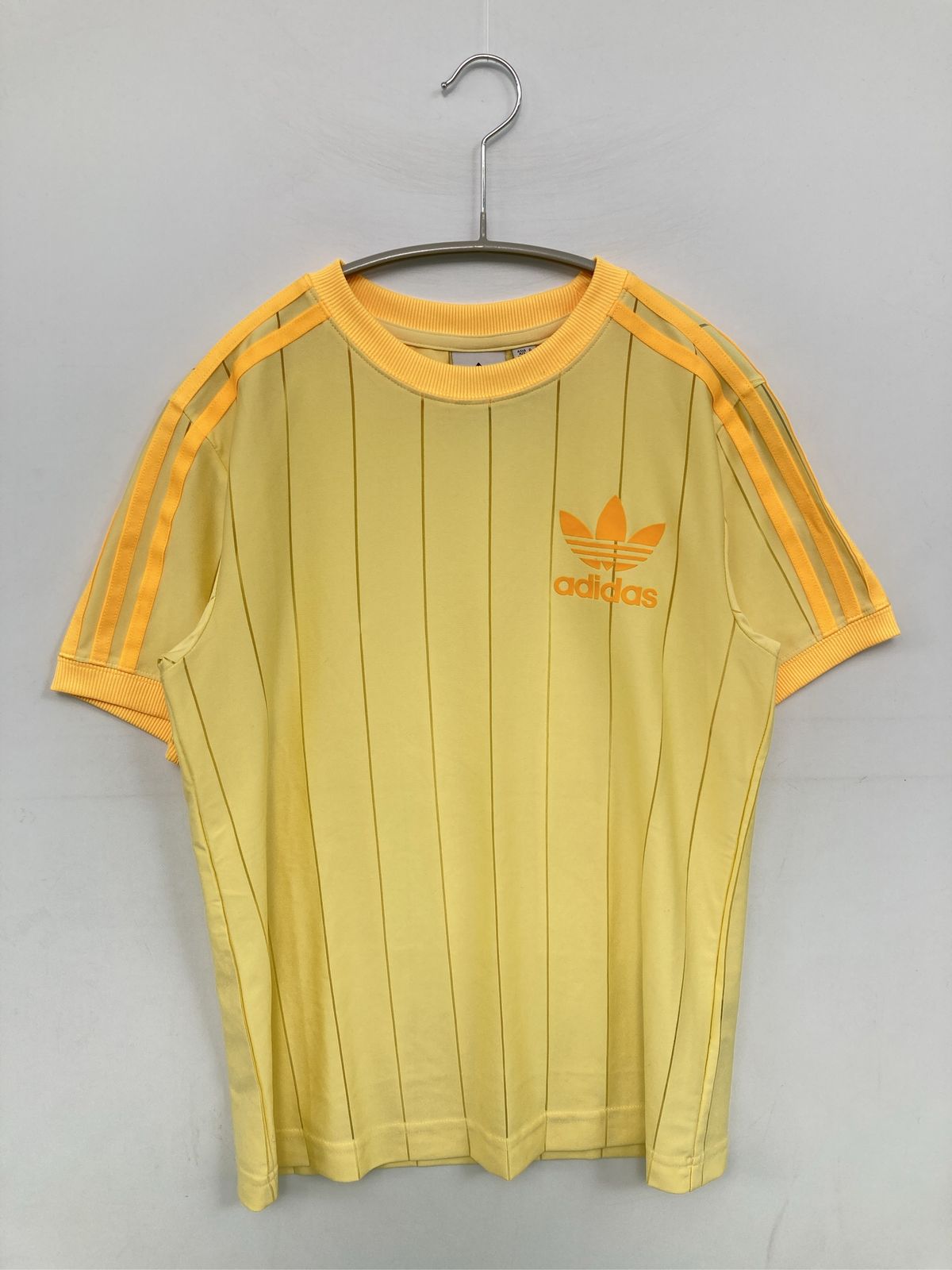 adidas アディダス Tシャツ/カットソー S イエロー クルーネック(丸首) 半袖 ストライプ柄 ブランドロゴ ミドル丈