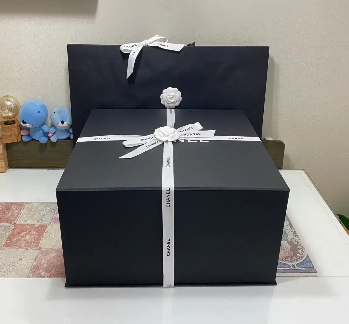 シャネル マグネット ボックス (48.5x46x25.5) + リボン + カメリア + お買い物バッグ