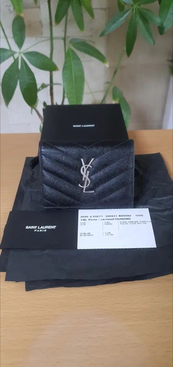 YVES SAINT LAURENT イヴ・サンローラン Saint Laurent サンローラン 二つ折り財布/財布 ブラック 正規品 S級 (鑑定済)