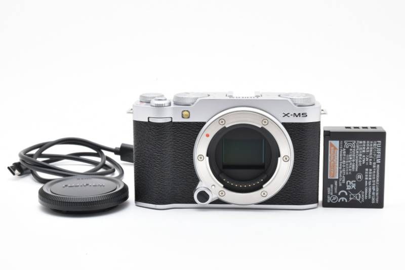 リ*ン様 FUJIFILM X-M5 シルバー おまけ多数 ショット数1835 ☆新品級☆《ショット数2,705回》フジフイルム FUJIFILM X-M5 ボディ