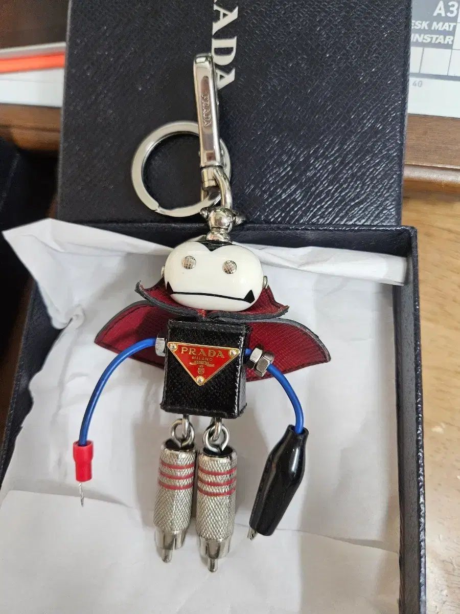 正規品>PRADA プラダ ロボット キーホルダー バッグチャーム