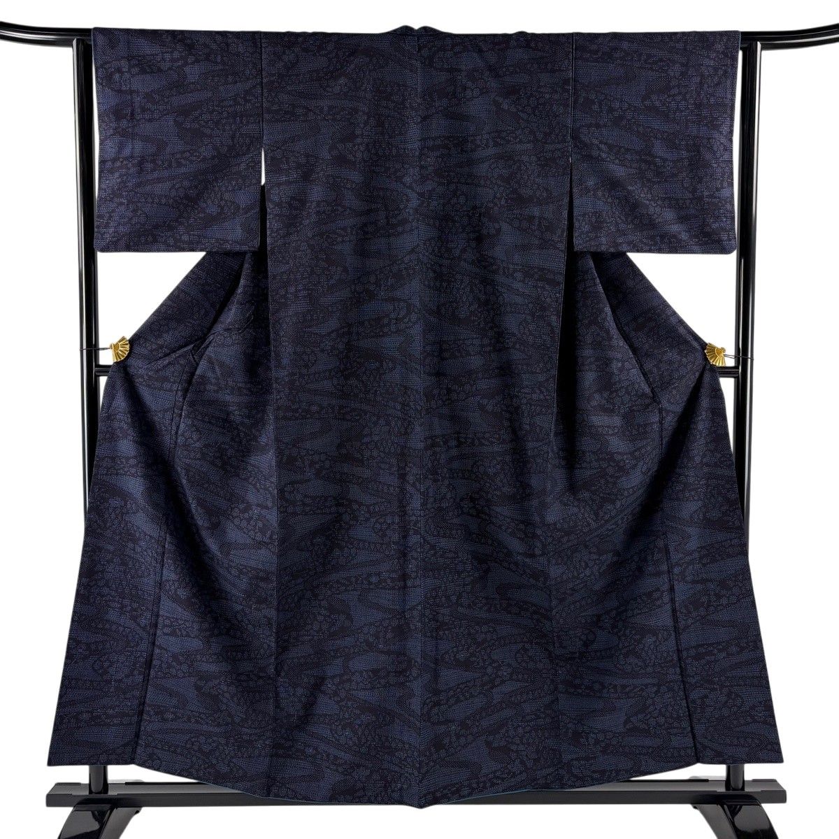【美品】 紬 身丈155.5cm 裄丈63cm S 袷 流水 亀甲絣 紺色 正絹 名品 【中古】 11,850円