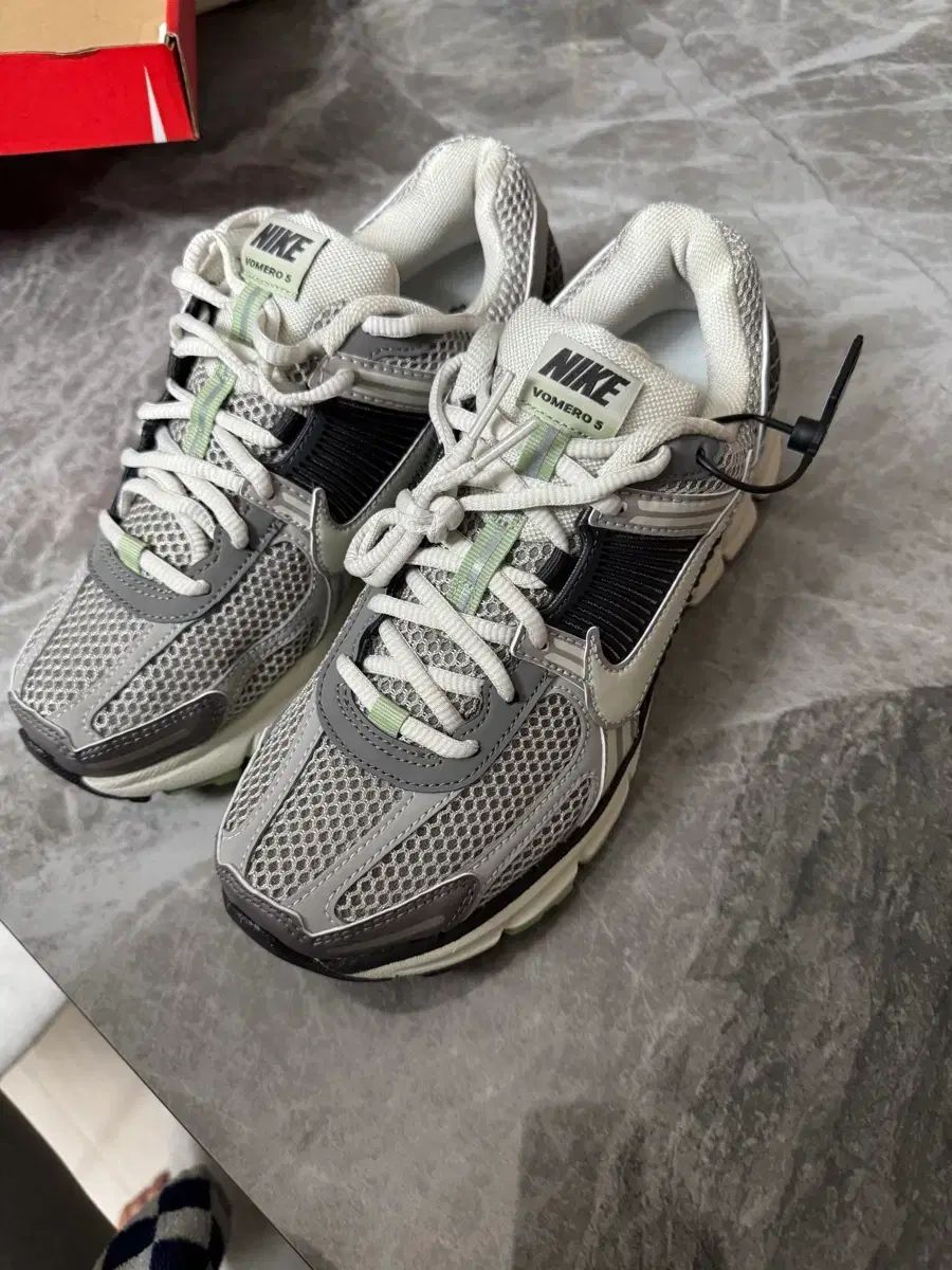新品 NIKE ボメロ5 スニーカー コブルストン 255