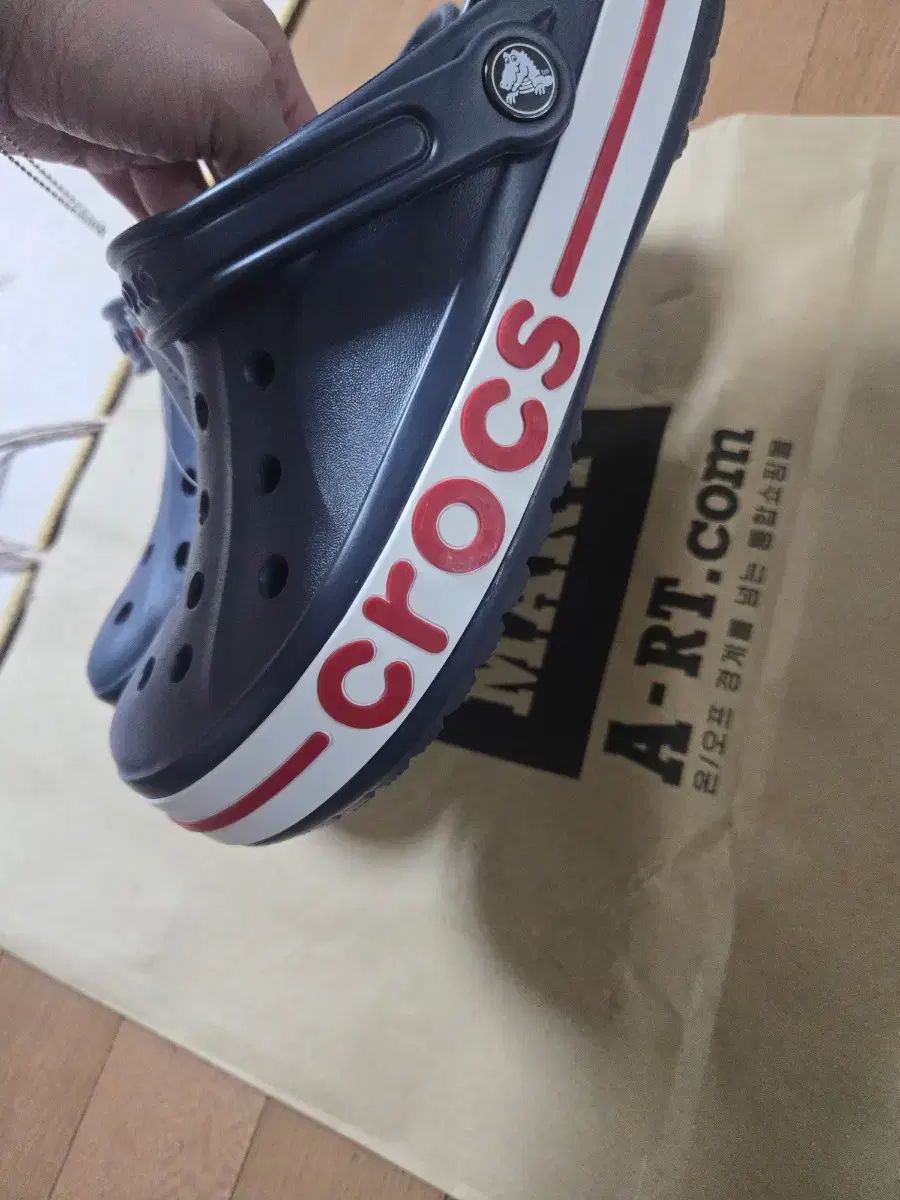 クロックス ネイビー クロッグ サンダル 新品-日本でも代理店などで販売