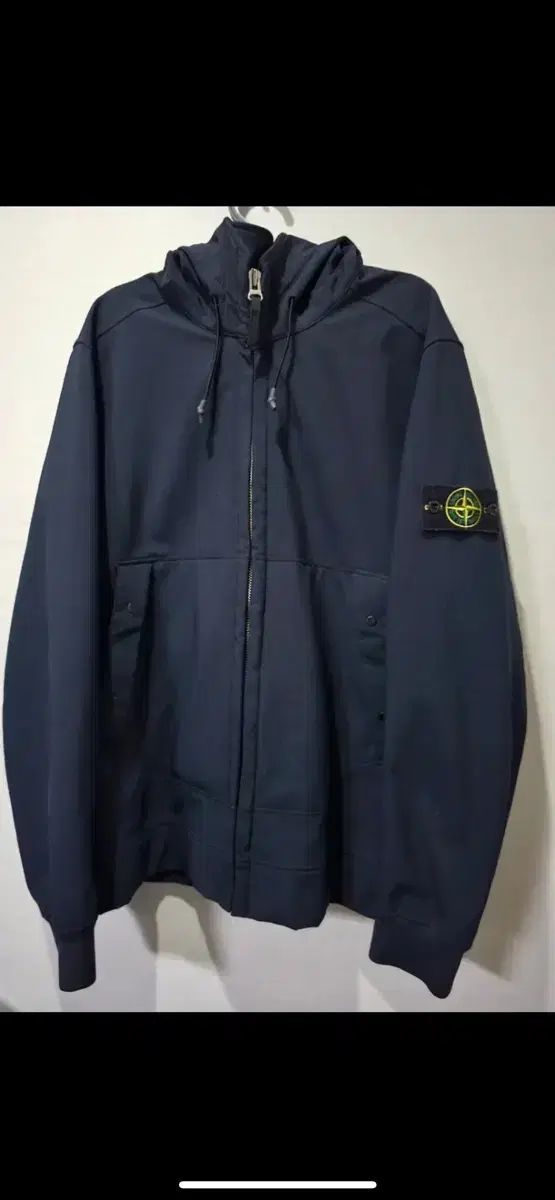 STONE ISLAND ソフトシェル フードジップアップ 出品