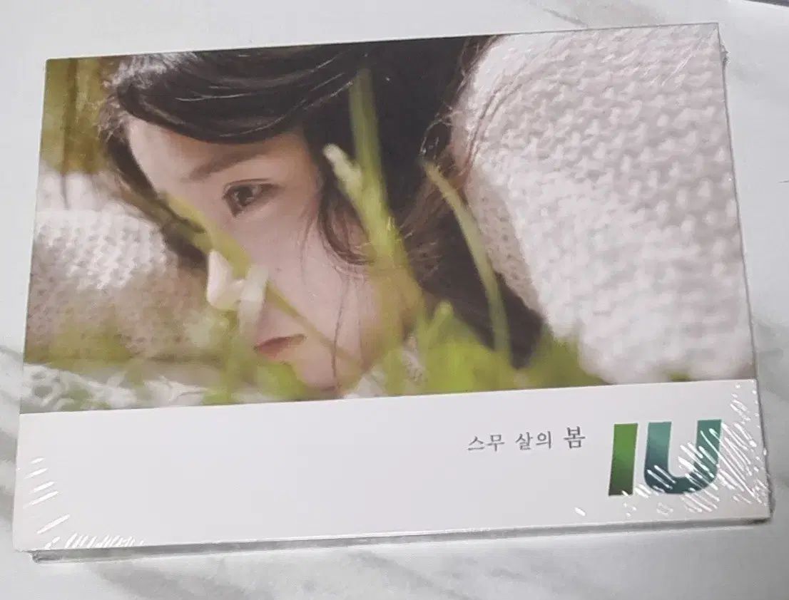 IU 二十 肉質 春 SPRING アルバム 未開封