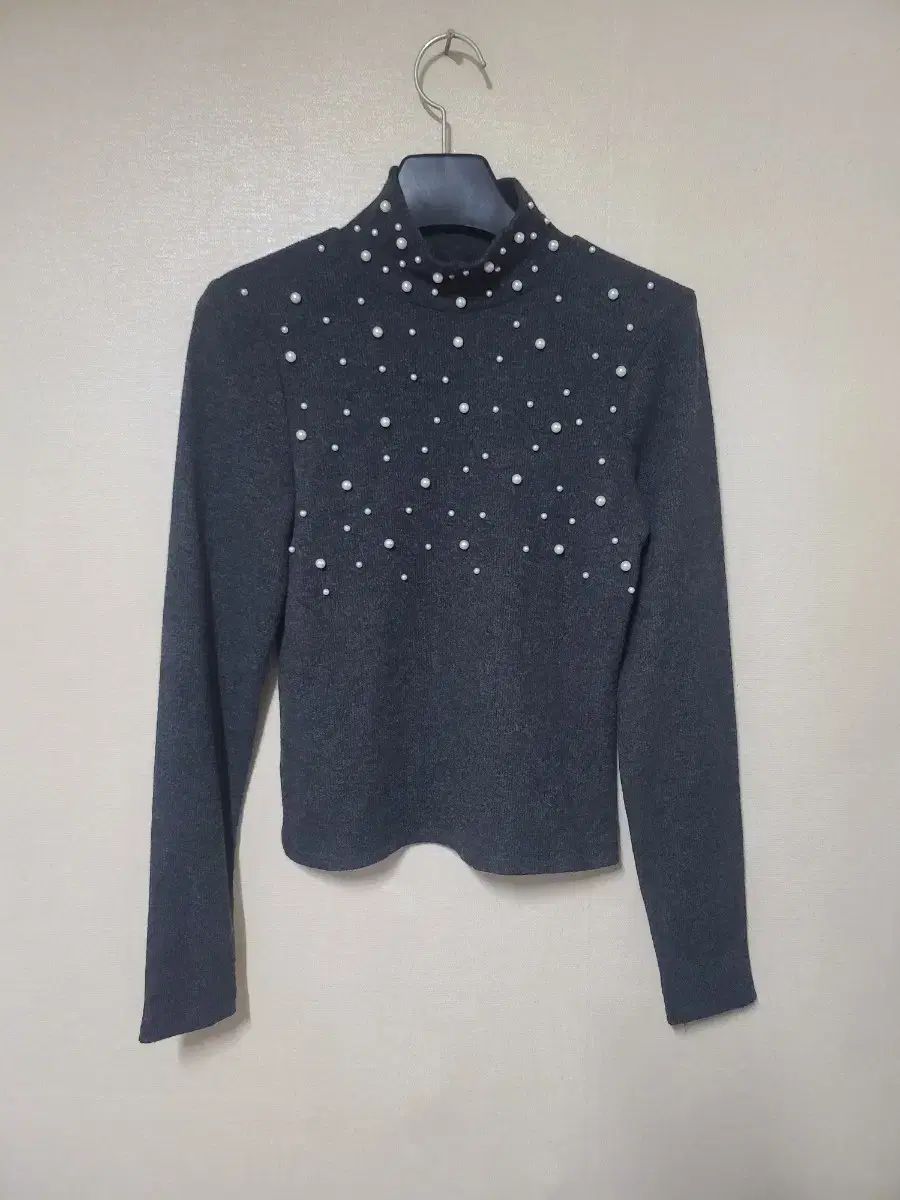 新品 ザラ パール装飾 ハイネック ニット