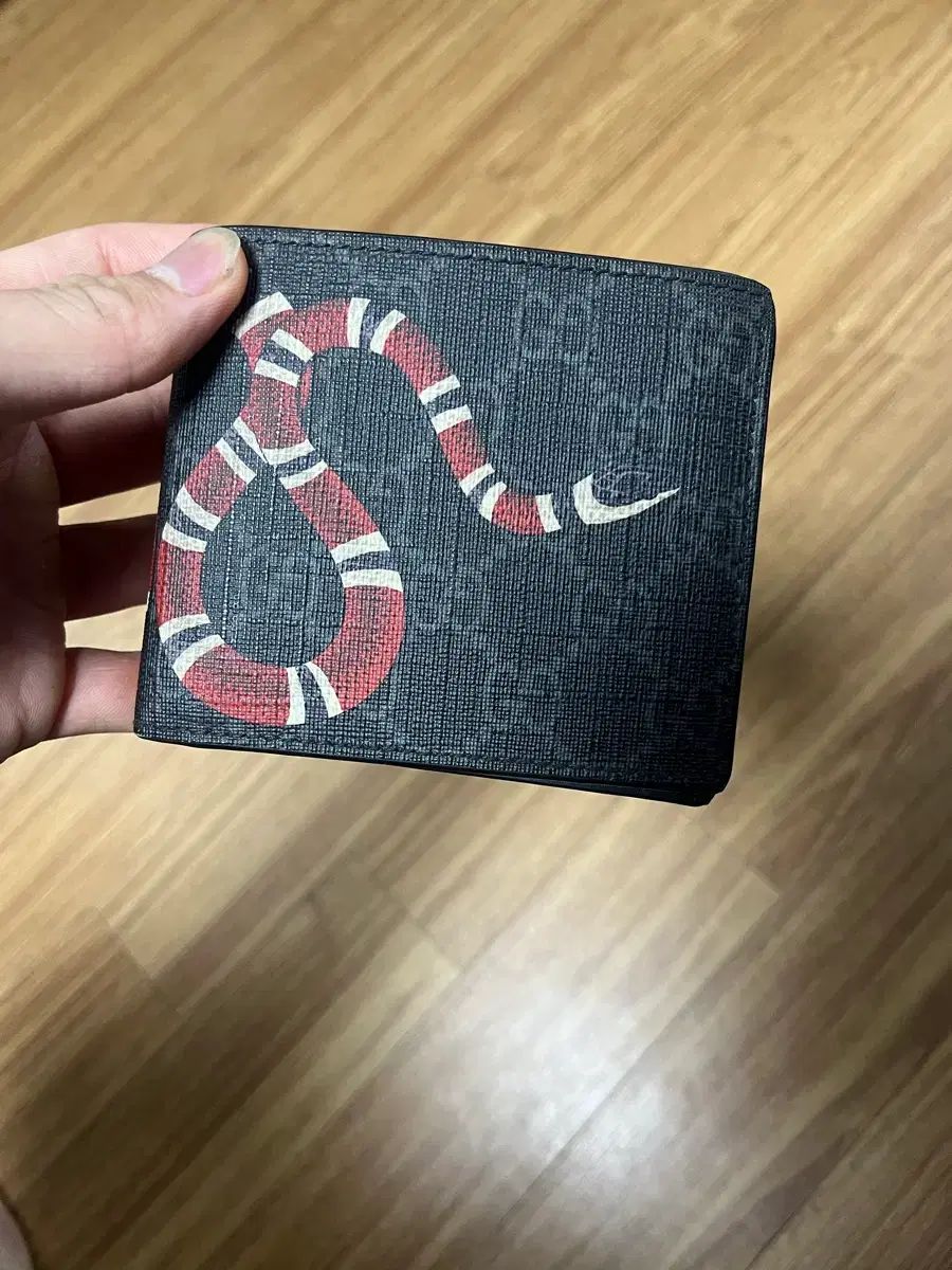 グッチ スネーク 二つ折り財布 ブラック