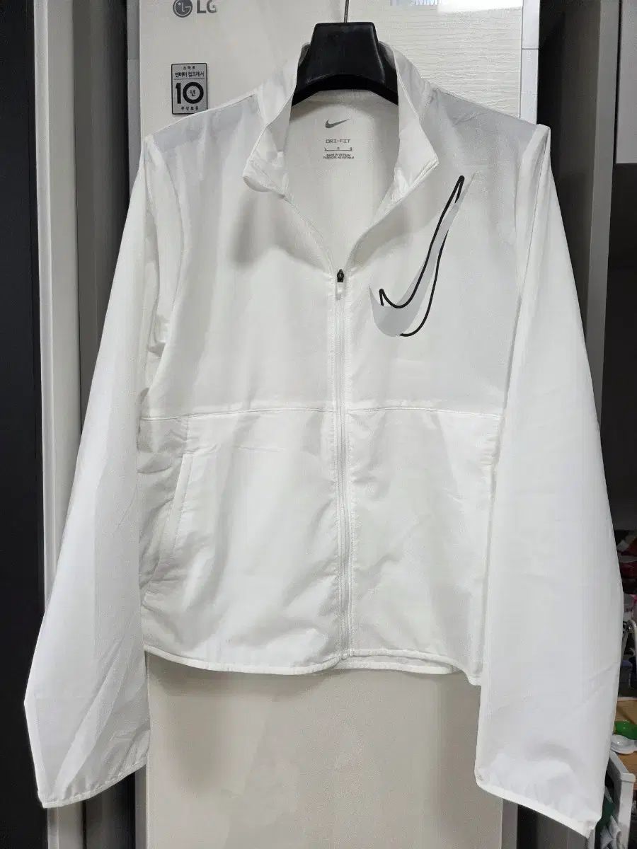 (新品)ナイキ ドライフィット ウィンドブレーカー L 白