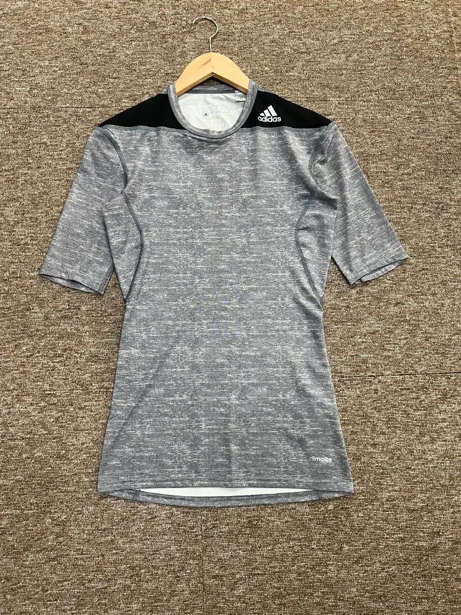 アディダス テックフィット 機能性 半袖Tシャツ 100