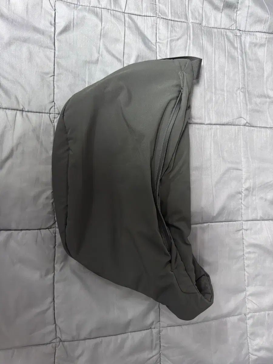 YEEZY GAP(イージーギャップ) クロスボディーバッグ